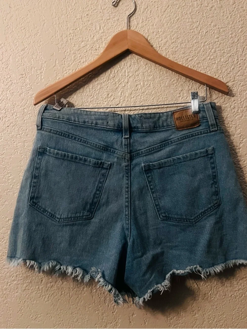 Hollister Ultra High Rise Mom Shorts 5” Sz  30/10 Light Wash Frayed Hem - Picture 2 of 8
